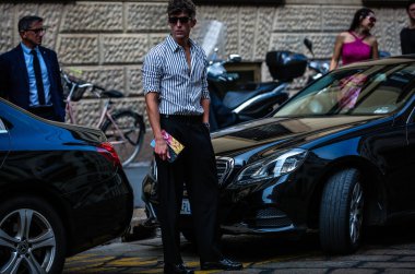 Milan, İtalya - 18 Eylül 2019: Milano Moda Haftası sırasında David Thielebeule sokakta.