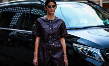 Milano, İtalya - 18 Eylül 2019: Milano Moda Haftası 'nda Deborah Reyner Sebag sokakta.