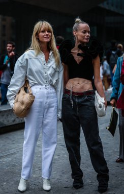 Milan, Italy- 19 Eylül 2019 Jeanette Madsen ve Thora Valdimars Milano Moda Haftası 'nda sokaktalar..