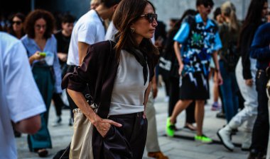 Milan, Italy- 18 Eylül 2019: Milano Moda Haftası 'nda Chloe' Harrouche sokakta.