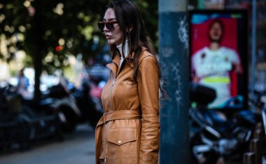 Milan, Italy- 20 Eylül 2019: Estelle Chemouny Pigault Milano Moda Haftası sırasında sokakta.