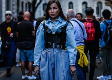 Milan, İtalya - 21 Eylül 2019: Milano Moda Haftası sırasında Karina Nigay sokakta.