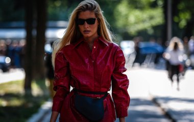 Milan, Italy- 21 Eylül 2019: Milano Moda Haftası 'nda Sokakta Kadın.