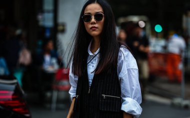 Milan, İtalya - 19 Eylül 2019: Milano Moda Haftası 'nda Yoyo Cao sokakta.