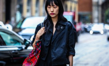 Milan, Italy- 18 Eylül 2019: Milano Moda Haftası 'nda Sokakta Kadın.