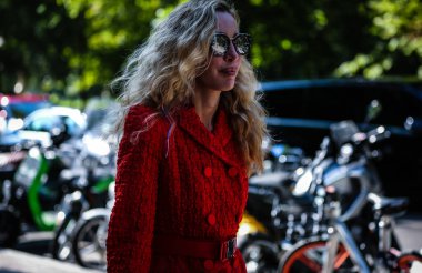 Milan, İtalya - 21 Eylül 2019: Milano Moda Haftası sırasında Micol Sabbadini sokakta.