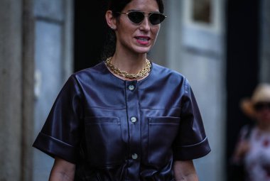 Milano, İtalya - 18 Eylül 2019: Milano Moda Haftası 'nda Deborah Reyner Sebag sokakta.