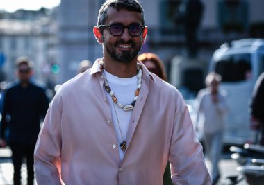 Milan, Italy- 20 Eylül 2019: Milano Moda Haftası sırasında Simone Marchetti sokakta.