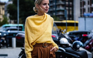 Milan, Italy- 20 Eylül 2019: Milan Moda Haftası 'nda Leonie Hanne sokaktaydı.