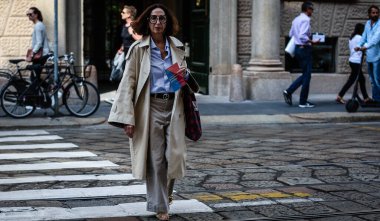 Milan, Italy- 18 Eylül 2019: Milano Moda Haftası 'nda Sokakta Kadın.