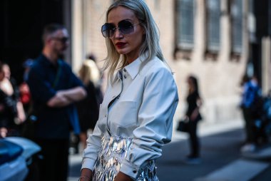 Milan, Italy- 21 Eylül 2019: Milano Moda Haftası 'nda Sokakta Kadın.