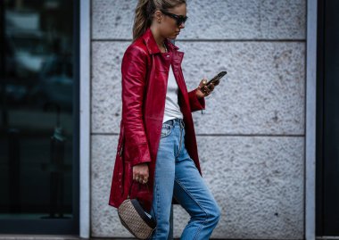 Milan, Italy- 20 Eylül 2019: Milano Moda Haftası 'nda Sokakta Kadın.