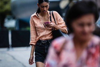 Milan, Italy- 18 Eylül 2019: Milano Moda Haftası 'nda Sokakta Kadın.