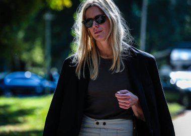 Milan, Italy- 21 Eylül 2019: Milano Moda Haftası 'nda Sokakta Kadın.