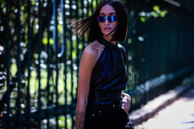 Milan, İtalya - 21 Eylül 2019: Milano Moda Haftası sırasında Alexandra Guerain sokakta.