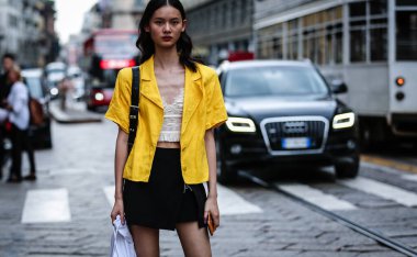 Milan, Italy- 18 Eylül 2019: Milano Moda Haftası 'nda Sokakta Kadın.