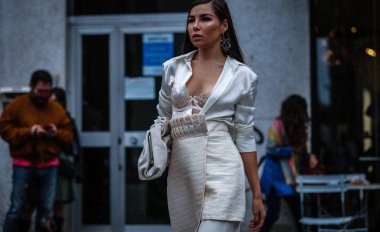 Milano, İtalya - 19 Eylül 2019: Milano Moda Haftası 'nda Karina Nigay sokakta.