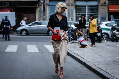 Milan, İtalya - 19 Eylül 2019: Milano Moda Haftası sırasında Viktoria Rader sokakta.