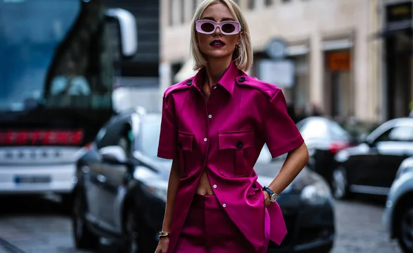 Milan, İtalya - 18 Eylül 2019: Milano Moda Haftası sırasında Viktoria Rader sokakta.