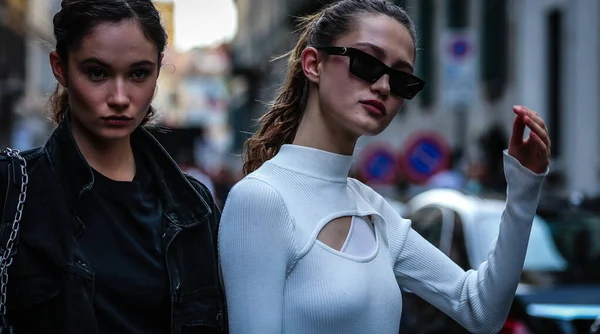 Mediolan Włochy Września 2019 Modelki Ulicy Podczas Tygodnia Mody Mediolanie — Zdjęcie stockowe