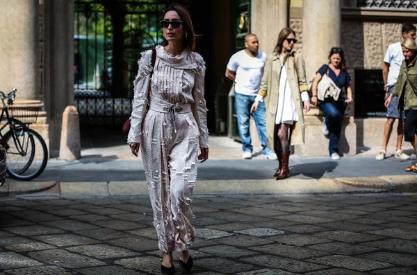 Milan, Italy- 18 Eylül 2019: Milano Moda Haftası 'nda Sokakta Kadın.