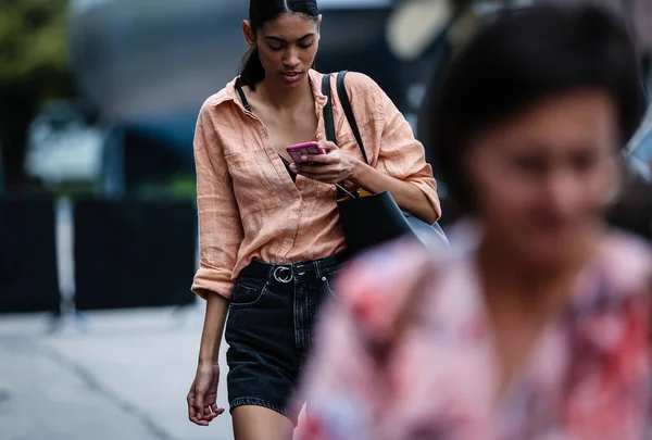 意大利米兰 2019年9月18日 米兰时装周期间街上的女性 — 图库照片