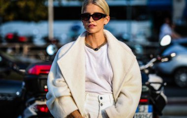Milano, İtalya - 18 Eylül 2019: Milano Moda Haftası sırasında Caroline Daur sokakta.