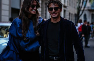 Milan, Italy- 21 Eylül 2019: Milano Moda Haftası 'nda sokaktaki çift.