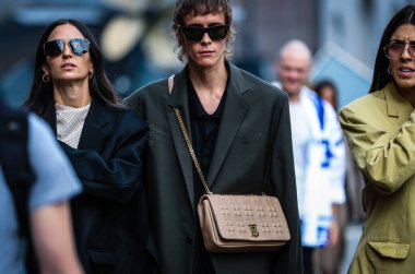 Milan, Italy- 18 Eylül 2019: Milano Moda Haftası 'nda sokaktaki adam.