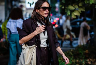 Milan, Italy- 18 Eylül 2019: Milano Moda Haftası 'nda Chloe' Harrouche sokakta.