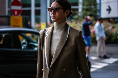 Milan, İtalya - 19 Eylül 2019 Deborah Reyner Sebag Milano Moda Haftası sırasında sokakta.