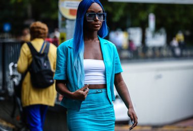 Milan, Italy- 19 Eylül 2019: Milano Moda Haftası 'nda Sokakta Kadın.