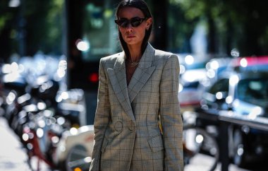 Milan, İtalya - 21 Eylül 2019: Milano Moda Haftası 'nda Alice Barbier sokakta.