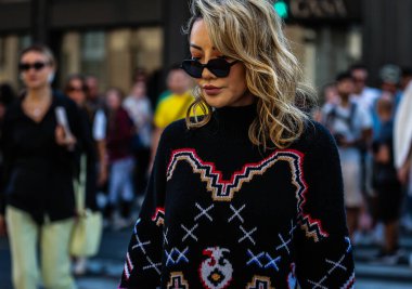 Milan, Italy- 21 Eylül 2019: Milano Moda Haftası 'nda Sokakta Kadın.