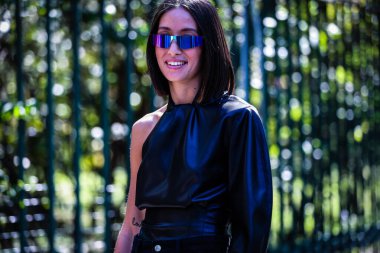 Milan, İtalya - 21 Eylül 2019: Milano Moda Haftası sırasında Alexandra Guerain sokakta.