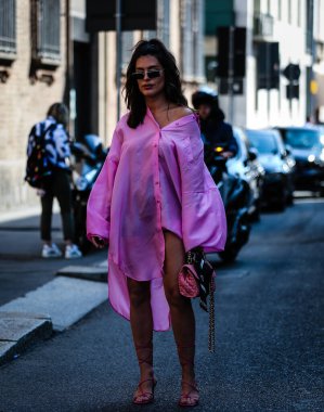 Milan, İtalya - 21 Eylül 2019: Aida Domenech Milano Moda Haftası sırasında sokakta.