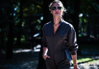 Milan, İtalya - 21 Eylül 2019: Milano Moda Haftası sırasında Ece Sukan sokakta.