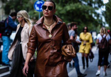 Milan, Italy- 19 Eylül 2019: Milano Moda Haftası 'nda Sokakta Kadın.