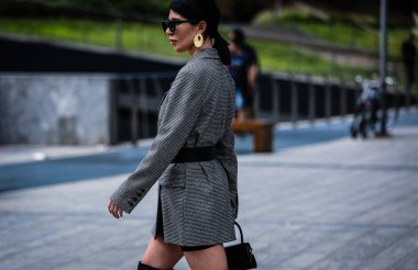 Milan, Italy- 20 Eylül 2019: Milano Moda Haftası 'nda Sokakta Kadın.
