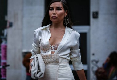 Milano, İtalya - 19 Eylül 2019: Milano Moda Haftası 'nda Karina Nigay sokakta.