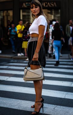 Milan, İtalya - 21 Eylül 2019: Milano Moda Haftası sırasında Carlotta Rubaltelli sokakta.