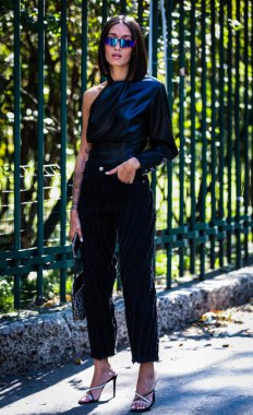 Milan, İtalya - 21 Eylül 2019: Milano Moda Haftası sırasında Alexandra Guerain sokakta.