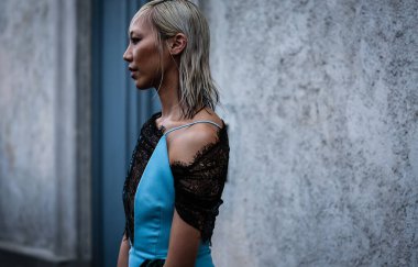 Milan, Italy- 18 Eylül 2019: Milano Moda Haftası 'nda Soo Joo Park sokakta.