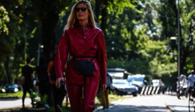 Milan, Italy- 21 Eylül 2019: Milano Moda Haftası 'nda Sokakta Kadın.