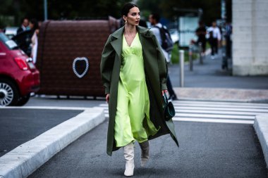 Milan, Italy- 18 Eylül 2019: Milano Moda Haftası 'nda Sokakta Kadın.