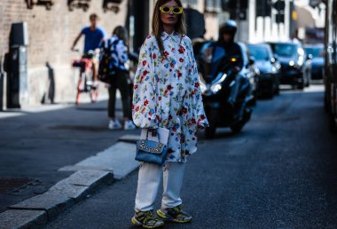 Milan, İtalya - 21 Eylül 2019: Angela Rozas Saiz Milano Moda Haftası sırasında sokakta.