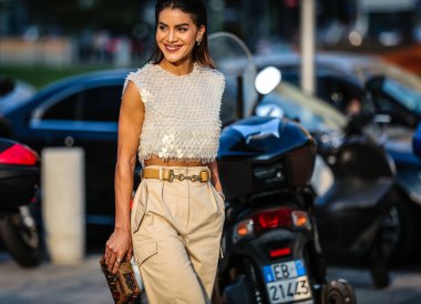 Milano, İtalya - 18 Eylül 2019: Milano Moda Haftası sırasında Camila Coelho sokakta.