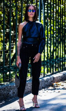 Milan, İtalya - 21 Eylül 2019: Milano Moda Haftası sırasında Alexandra Guerain sokakta.