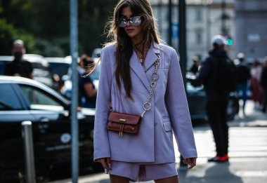 Milan, Italy- 20 Eylül 2019: Milano Moda Haftası 'nda Sokakta Kadın.