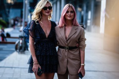 Milan, İtalya - 18 Eylül 2019: Milano Moda Haftası sırasında Chiara Ferragni ve Valentina Ferragni sokakta.